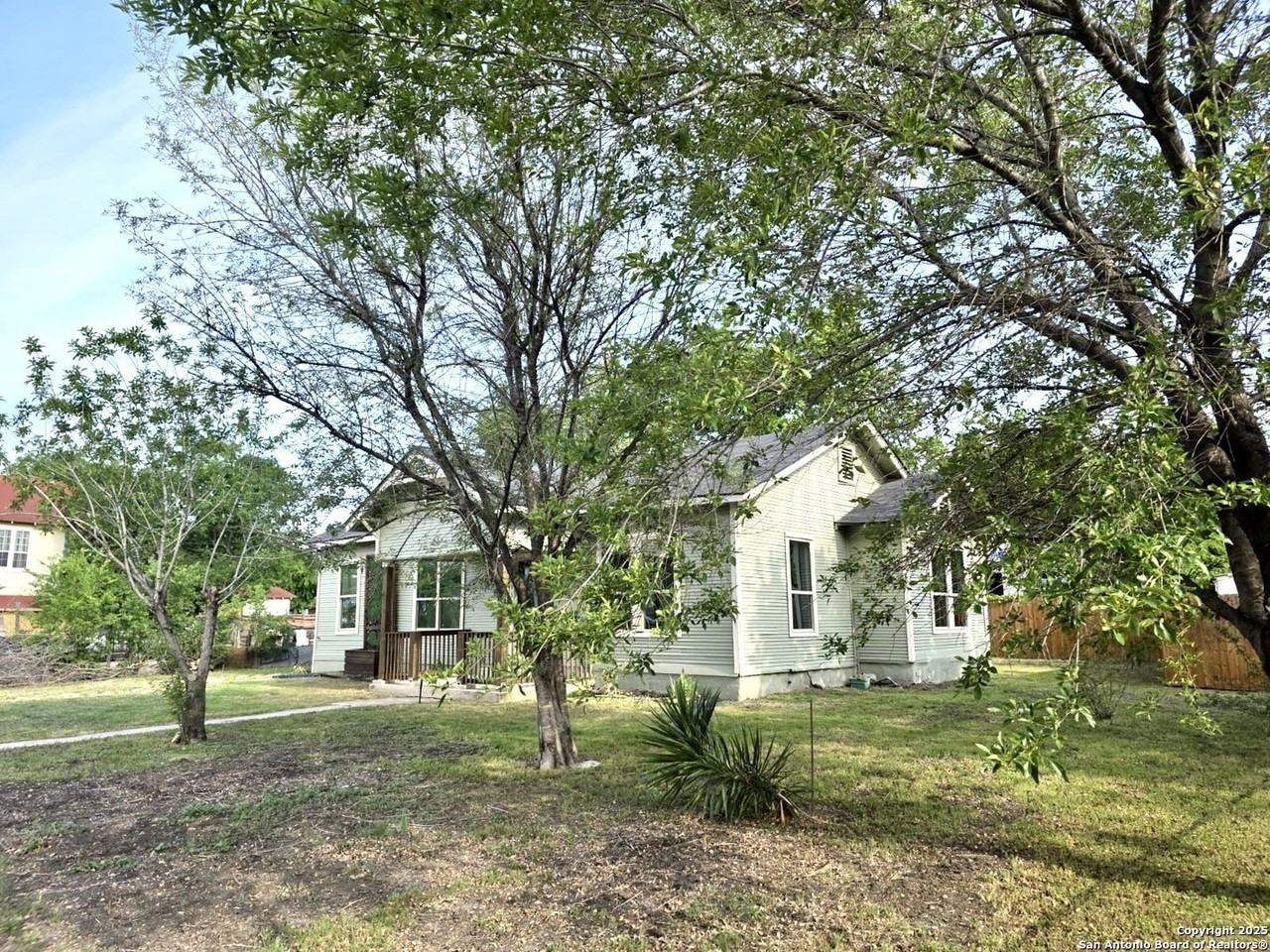 911 Florida St - Photo 3 of 20