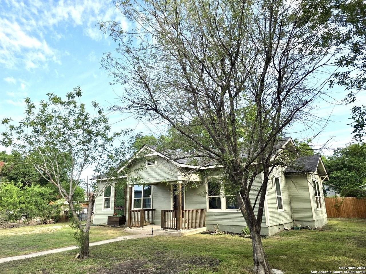 911 Florida St - Photo 4 of 20