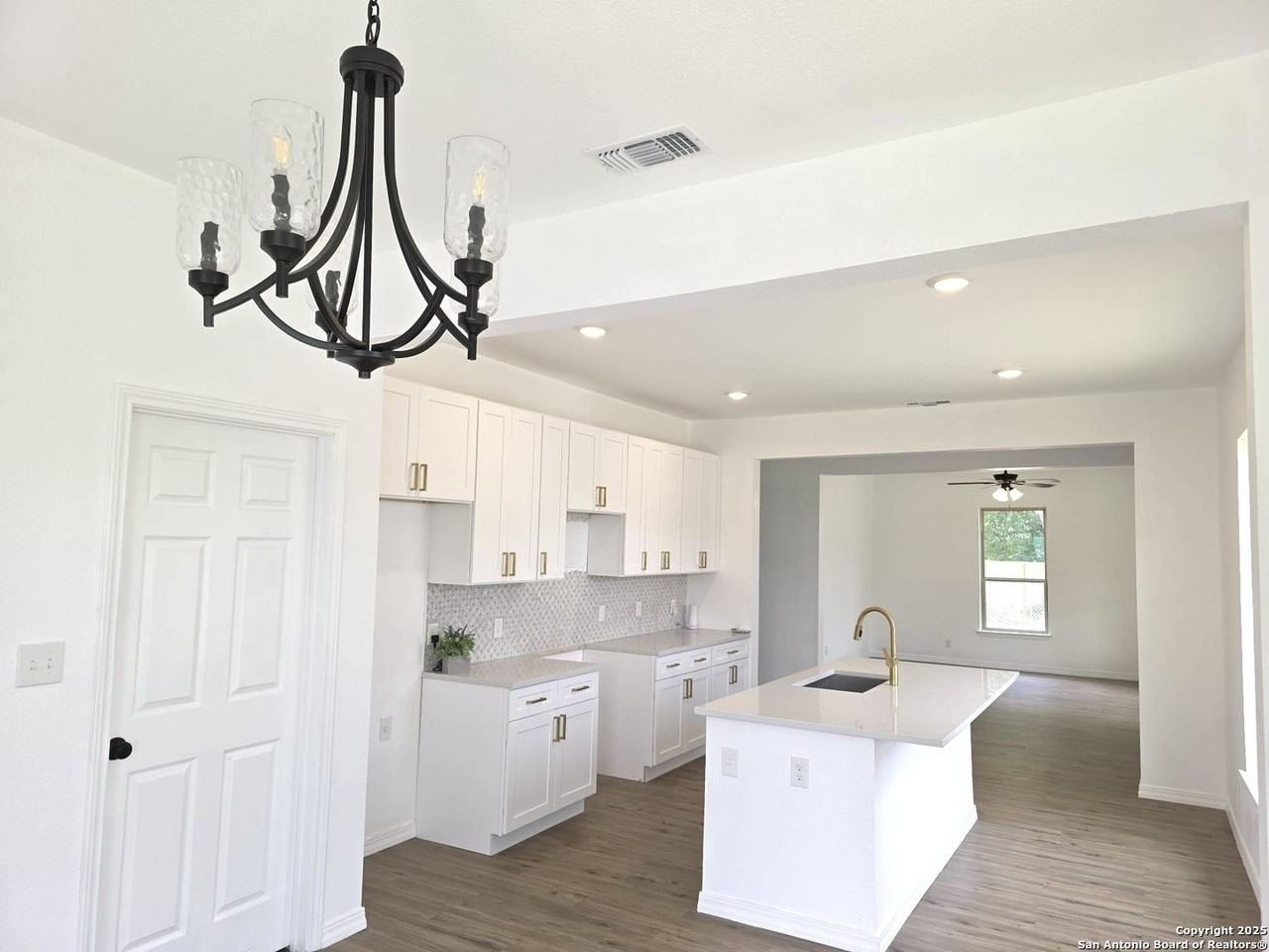 911 Florida St - Photo 7 of 20