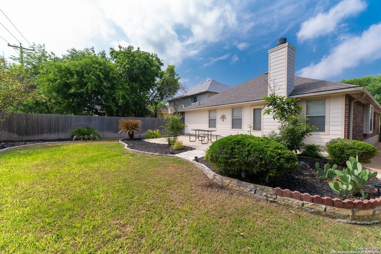 1719 Pinetum Dr - Photo 2 of 33