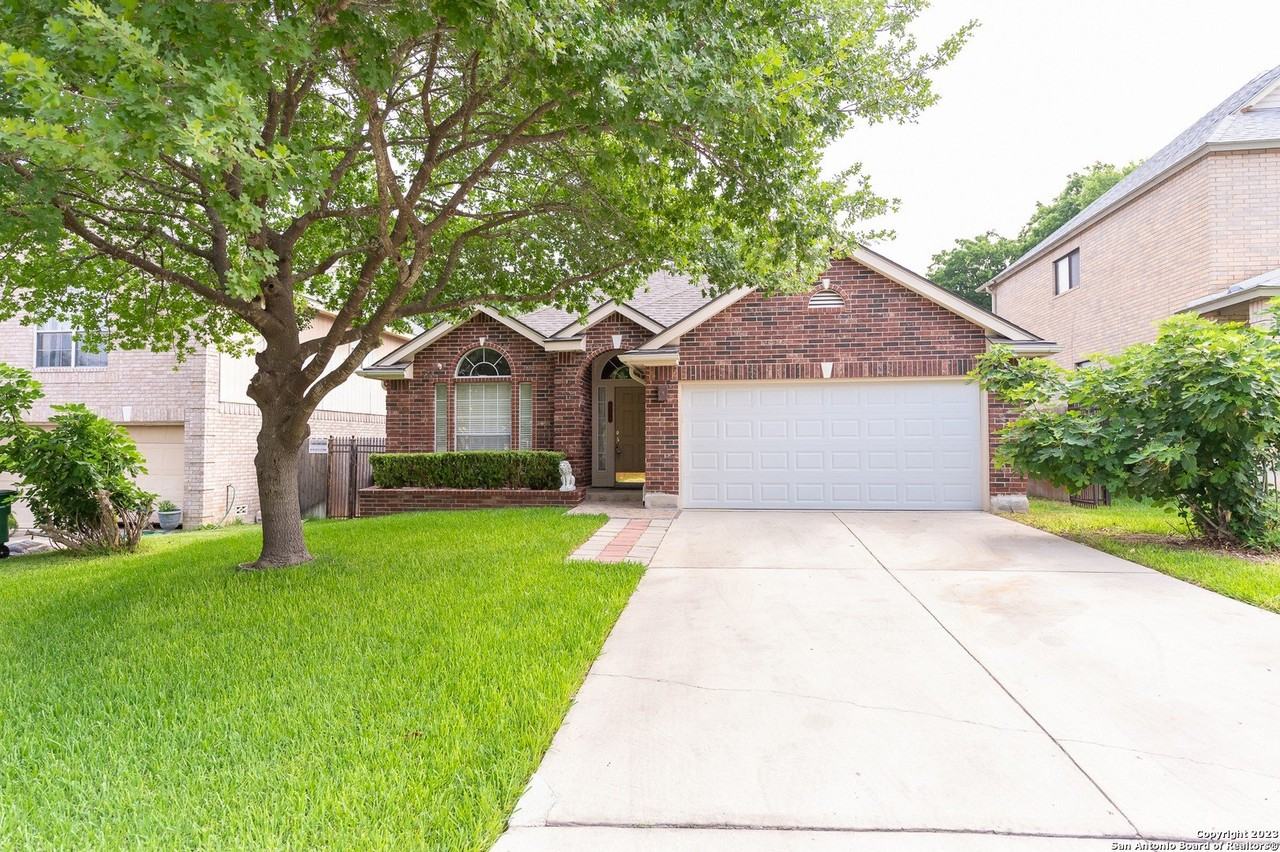 1719 Pinetum Dr - Photo 3 of 33