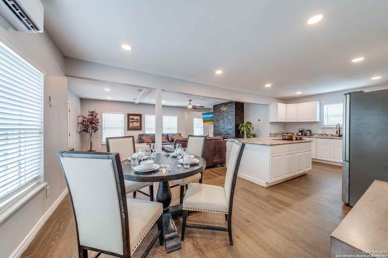 811 W Kings Hwy - Photo 3 of 41