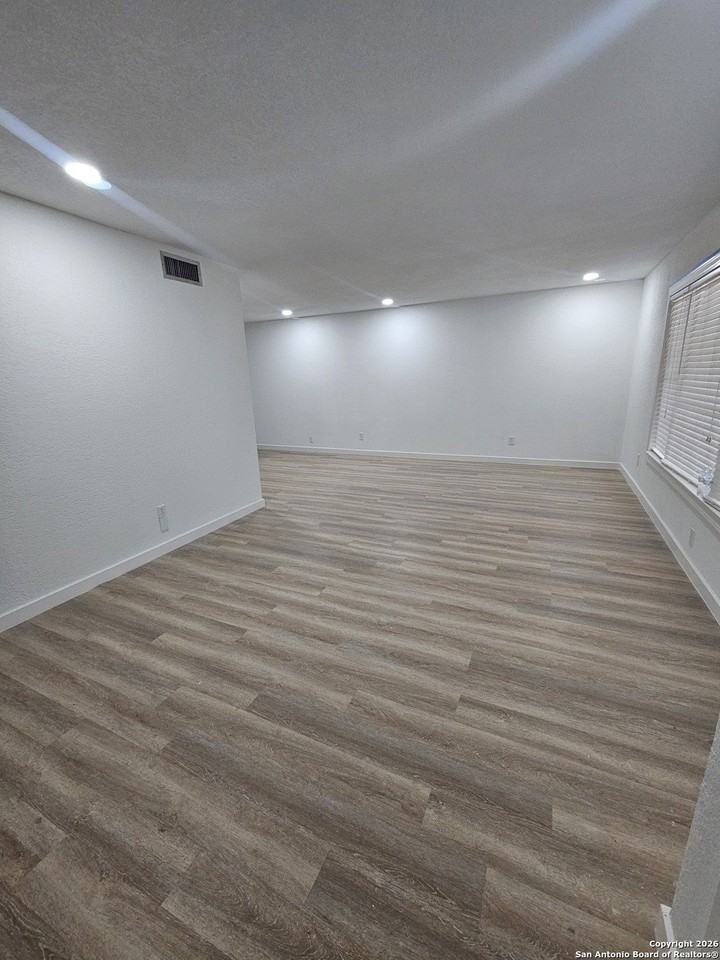 210 Sunnycrest Dr - Photo 4 of 18