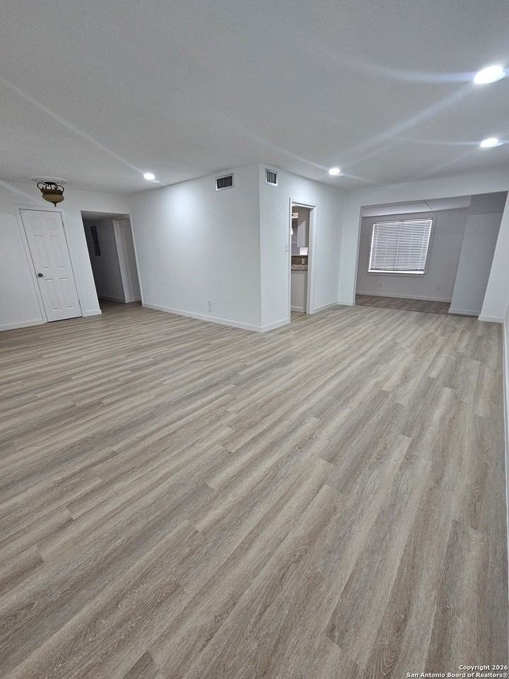 210 Sunnycrest Dr - Photo 5 of 18