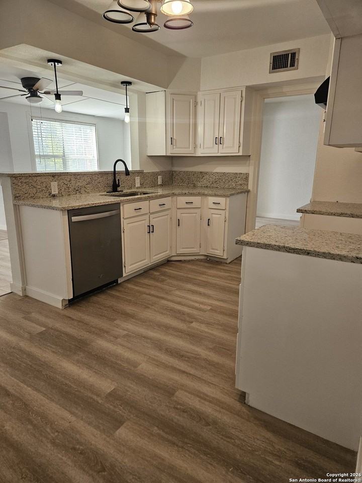 210 Sunnycrest Dr - Photo 6 of 18