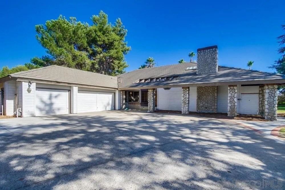 15235 Crestview Ct - Photo 3 of 50