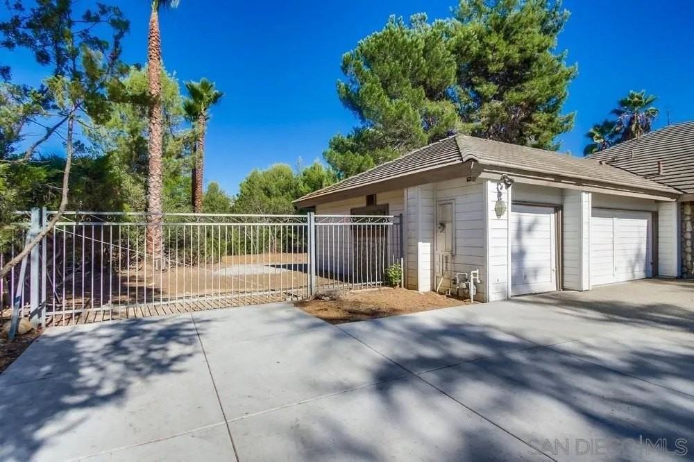 15235 Crestview Ct - Photo 4 of 50