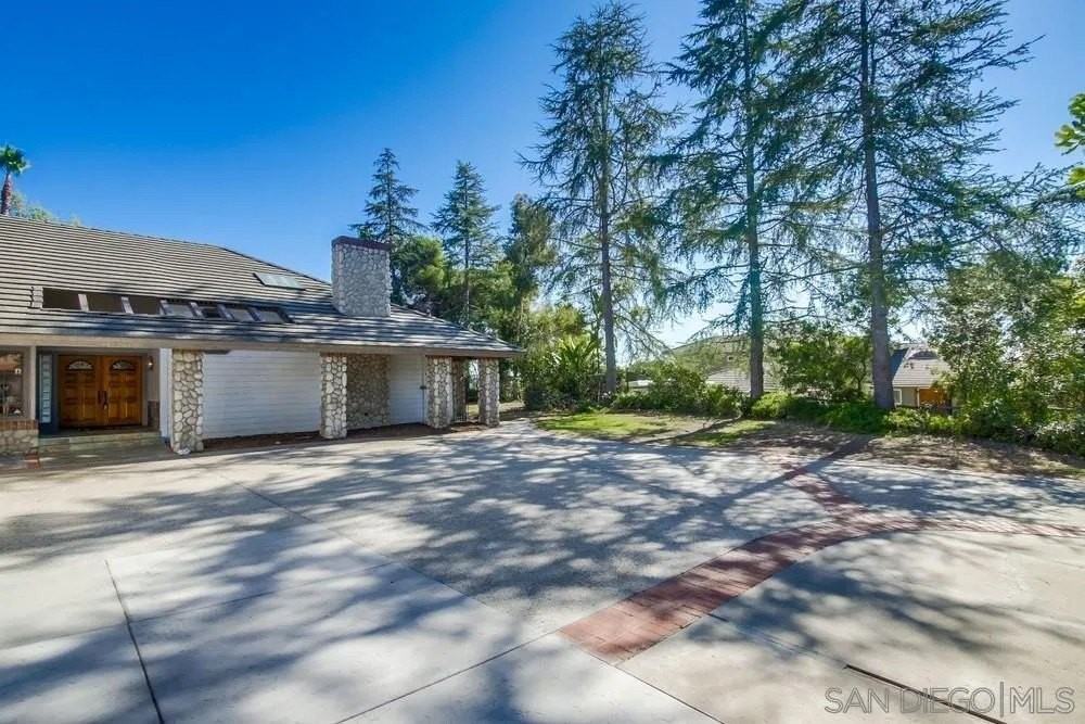 15235 Crestview Ct - Photo 5 of 50