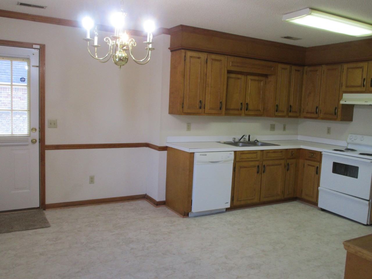 2010 Essex Dr - Photo 3 of 12