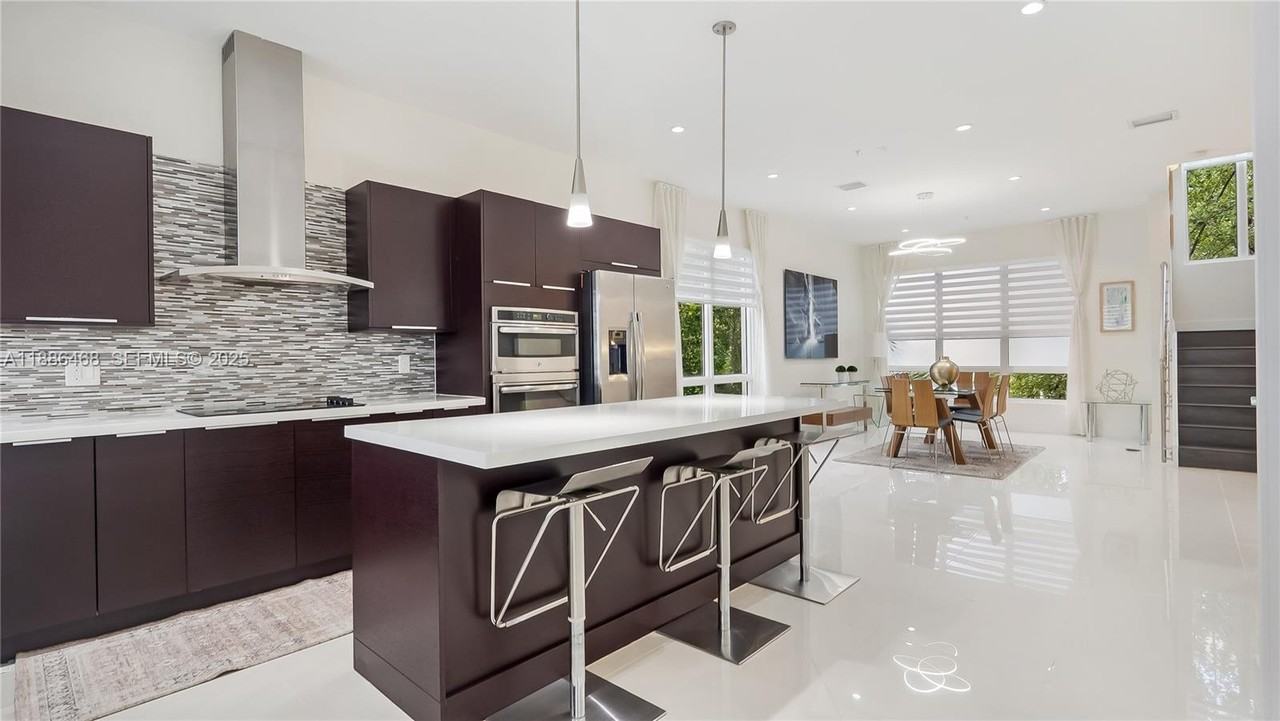 6611 Northwest 105th Place - Photo 5 of 26