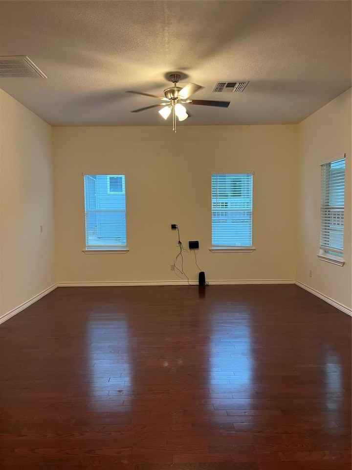 12046 Center St - Photo 3 of 19