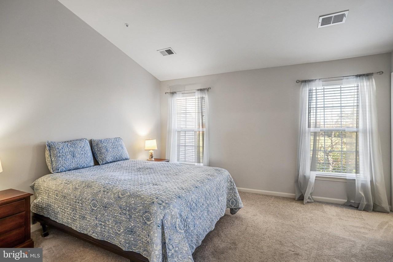 5520 Upshur Sq - Photo 7 of 50