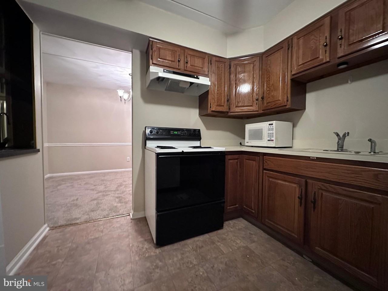 7 Sunbury Ct - Photo 2 of 12