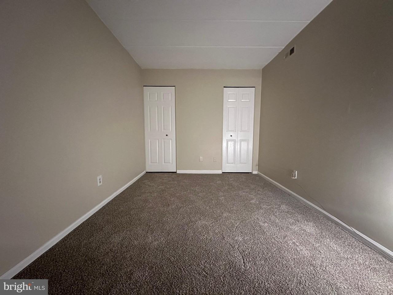 7 Sunbury Ct - Photo 4 of 12