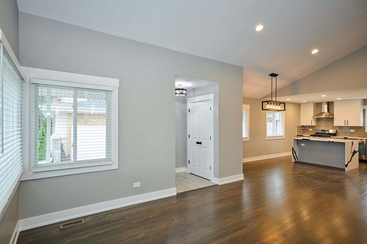 8926 Natoma Ave - Photo 6 of 48