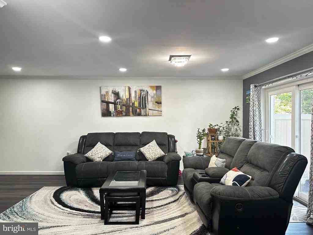 107 Thoreau Dr - Photo 3 of 39