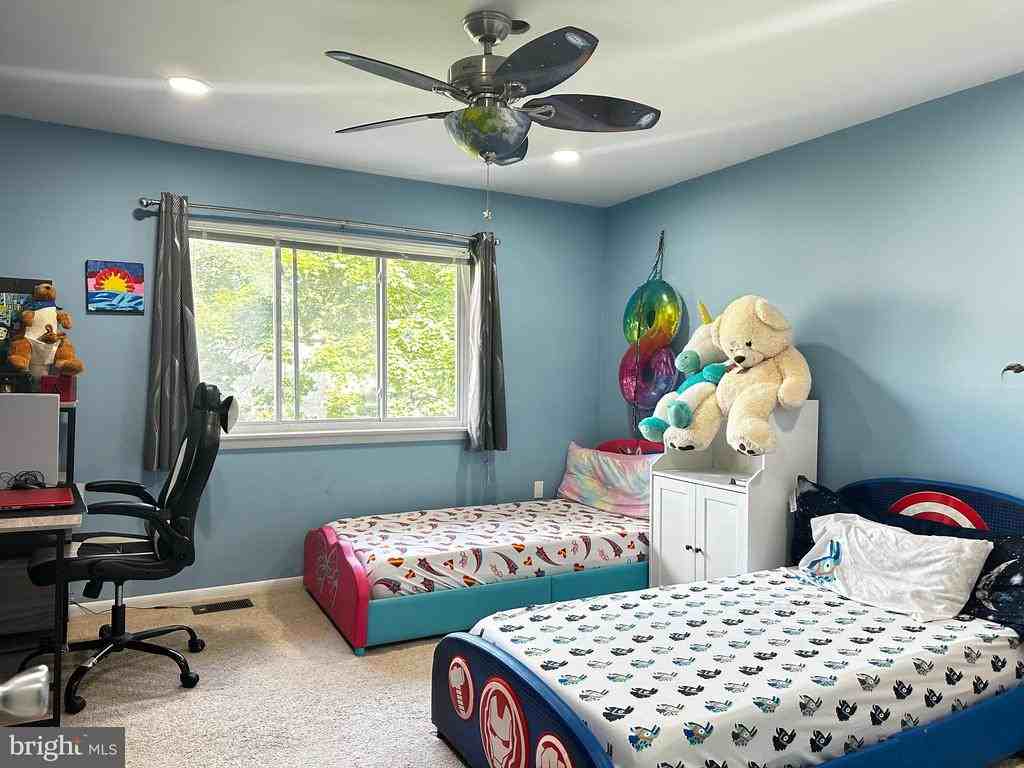 107 Thoreau Dr - Photo 5 of 39