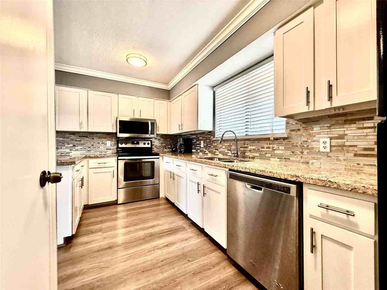 10075 Westpark Dr Apt 92 - Photo 5 of 46