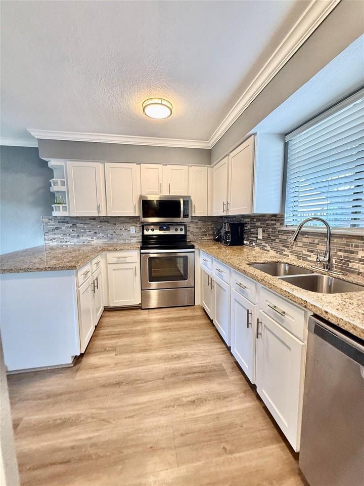 10075 Westpark Dr Apt 92 - Photo 7 of 46