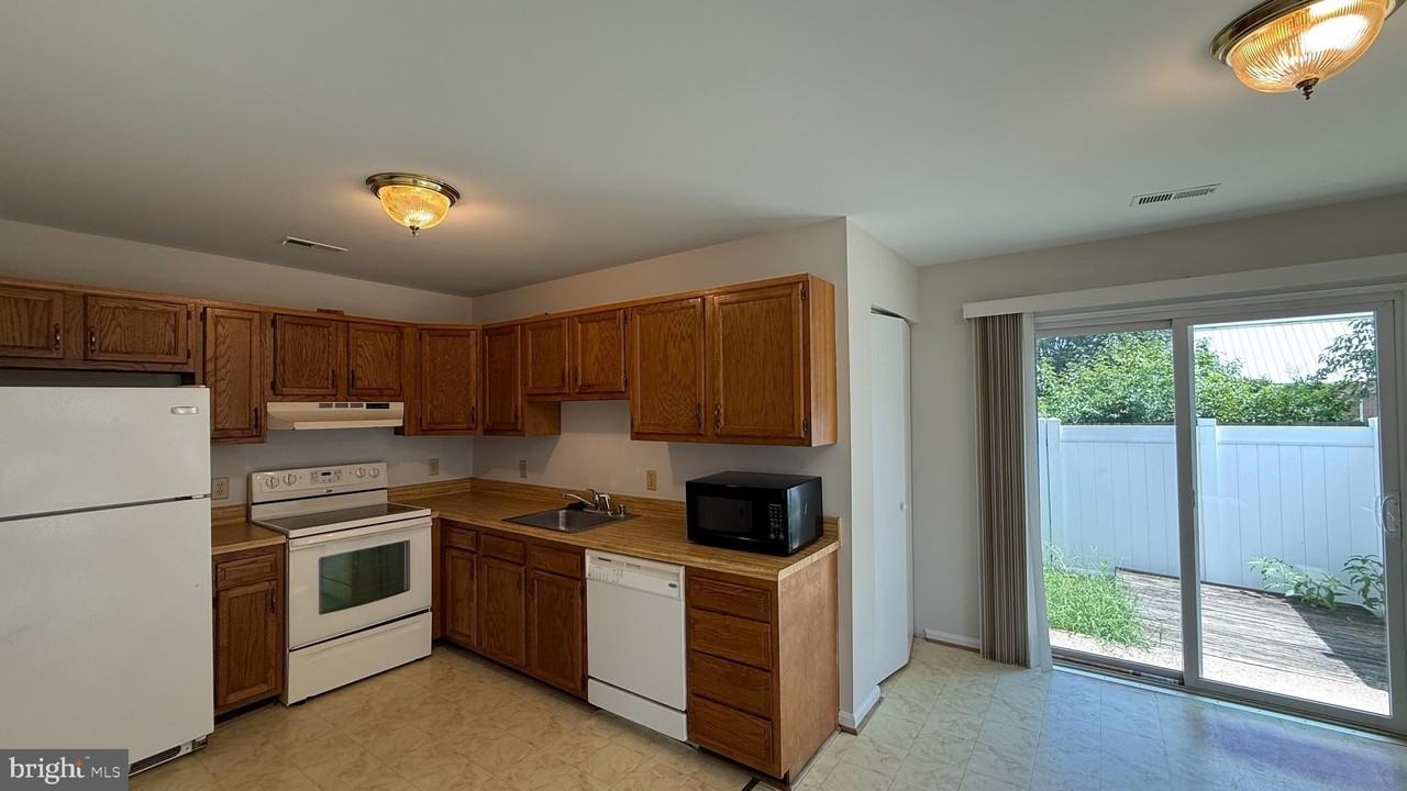 200 Surry Ln - Photo 2 of 13