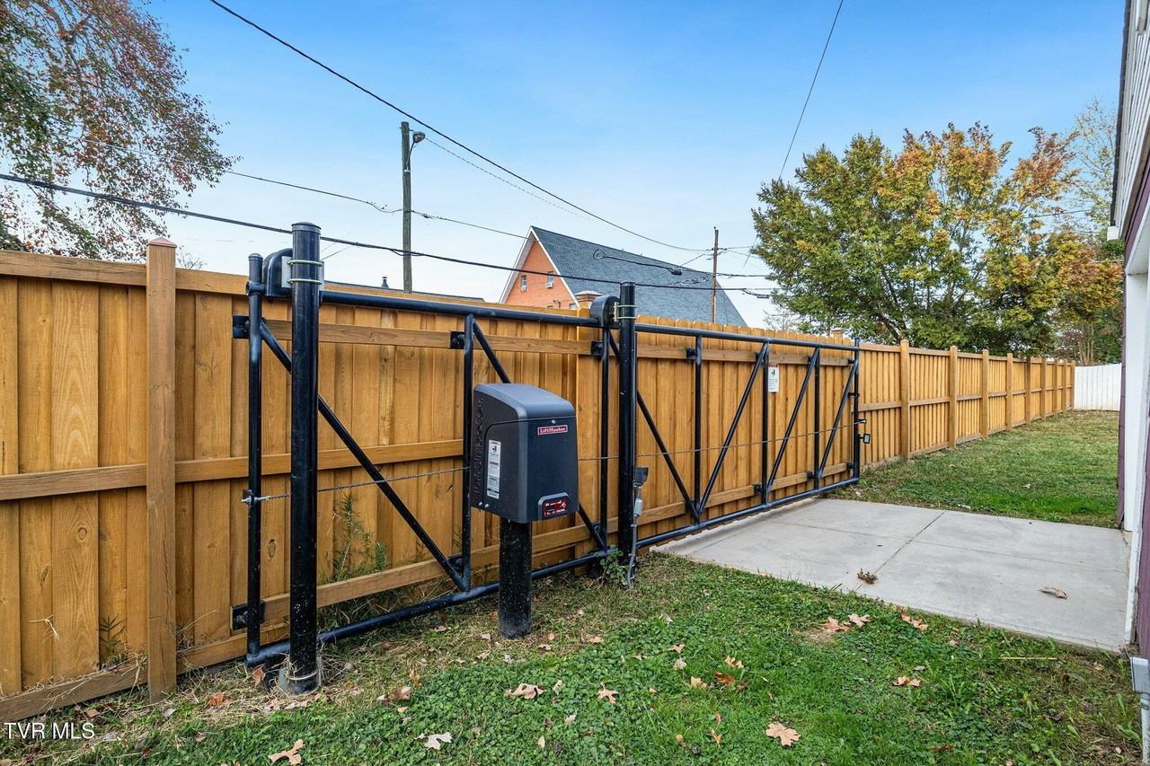 1801 Fairoaks Rd - Photo 3 of 32