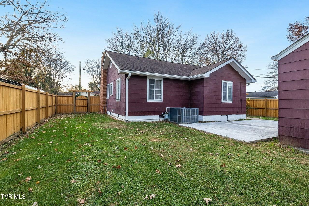 1801 Fairoaks Rd - Photo 4 of 32