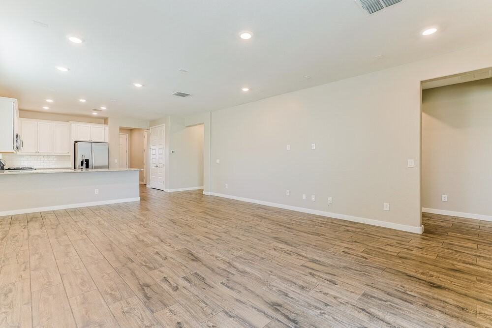 289 W Tamarack Dr - Photo 3 of 16