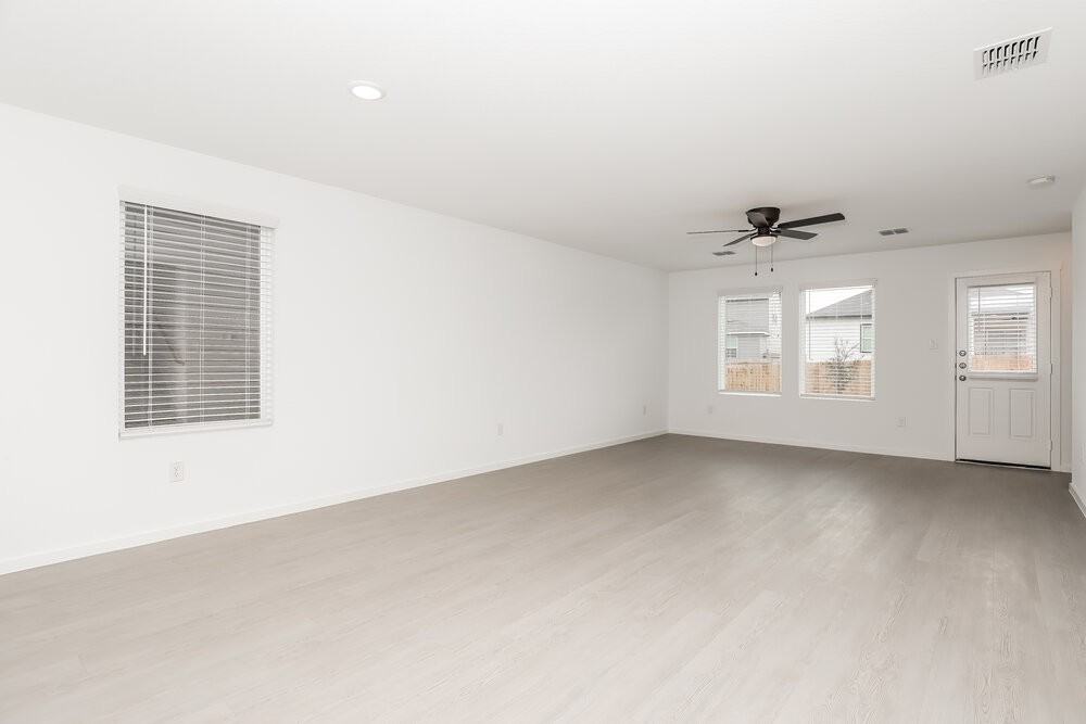 261 Amy Aly - Photo 4 of 17