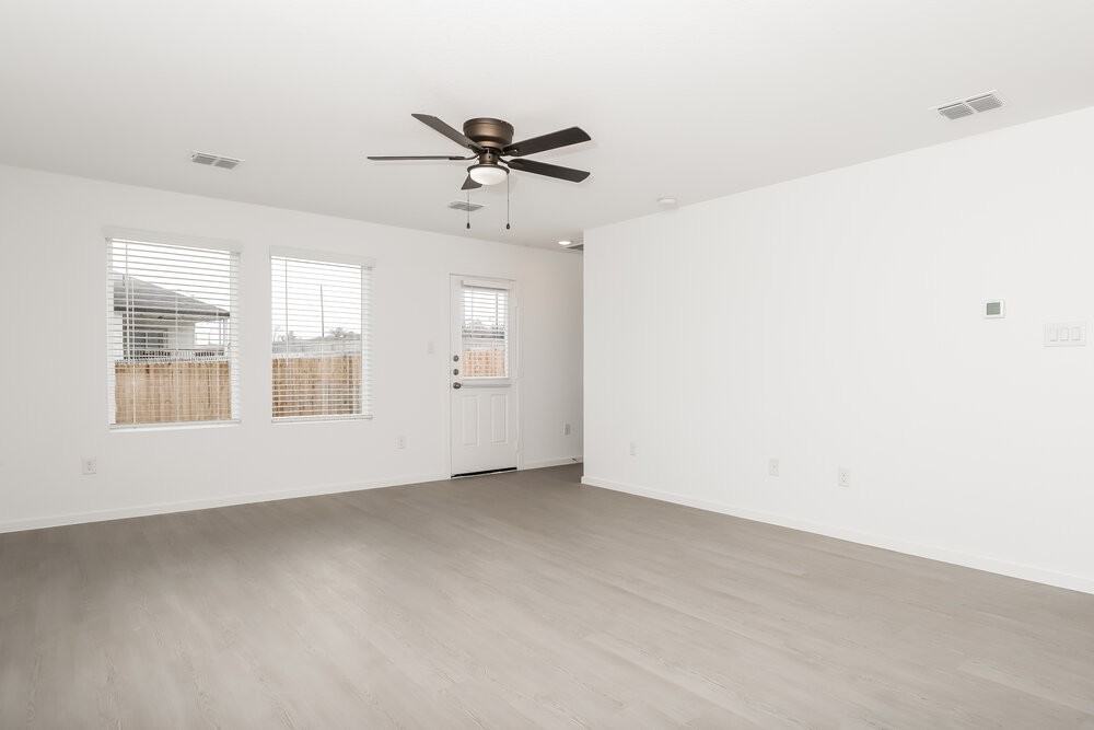 261 Amy Aly - Photo 6 of 17