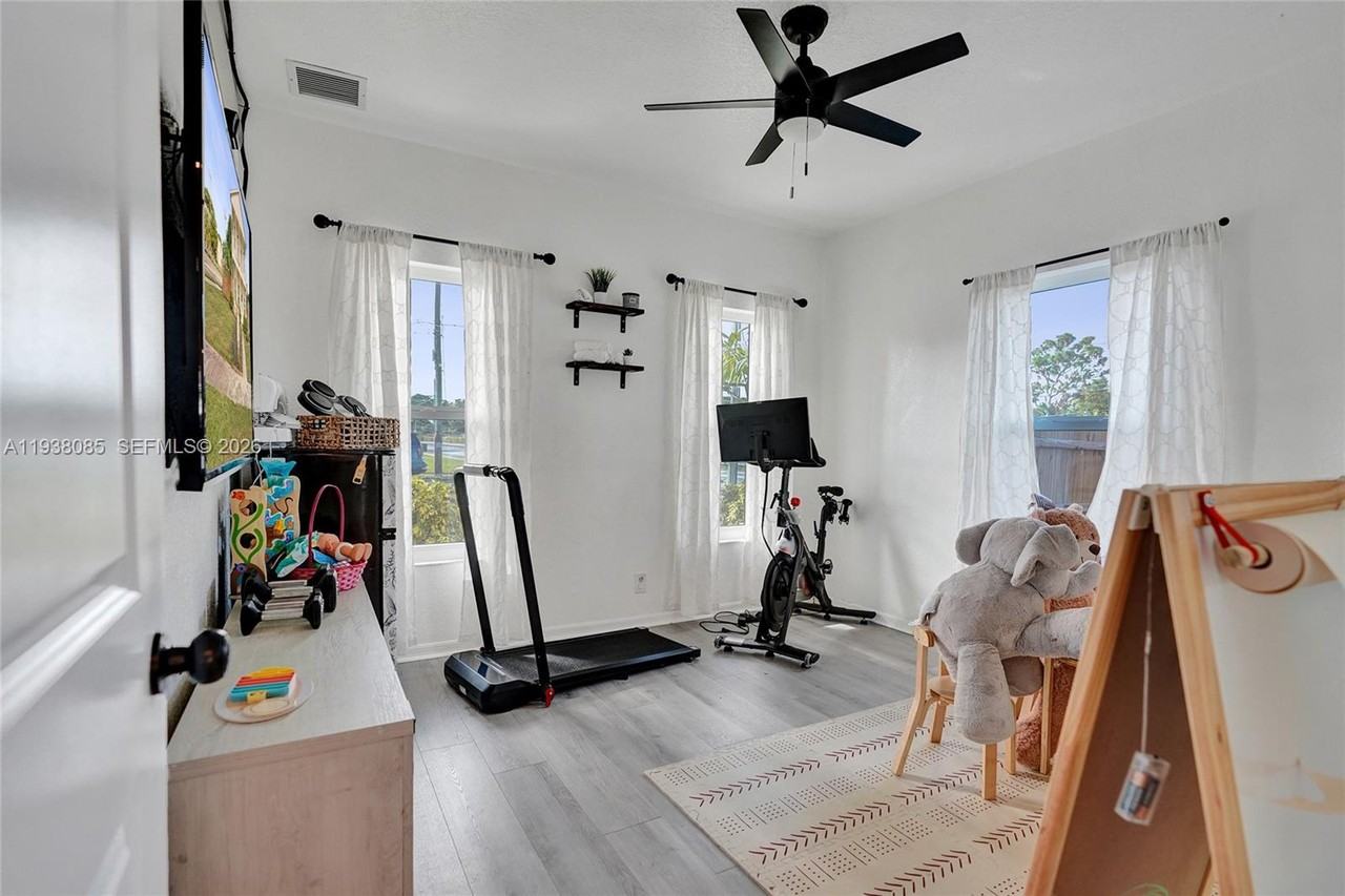 1129 10th Street - Photo 4 of 15