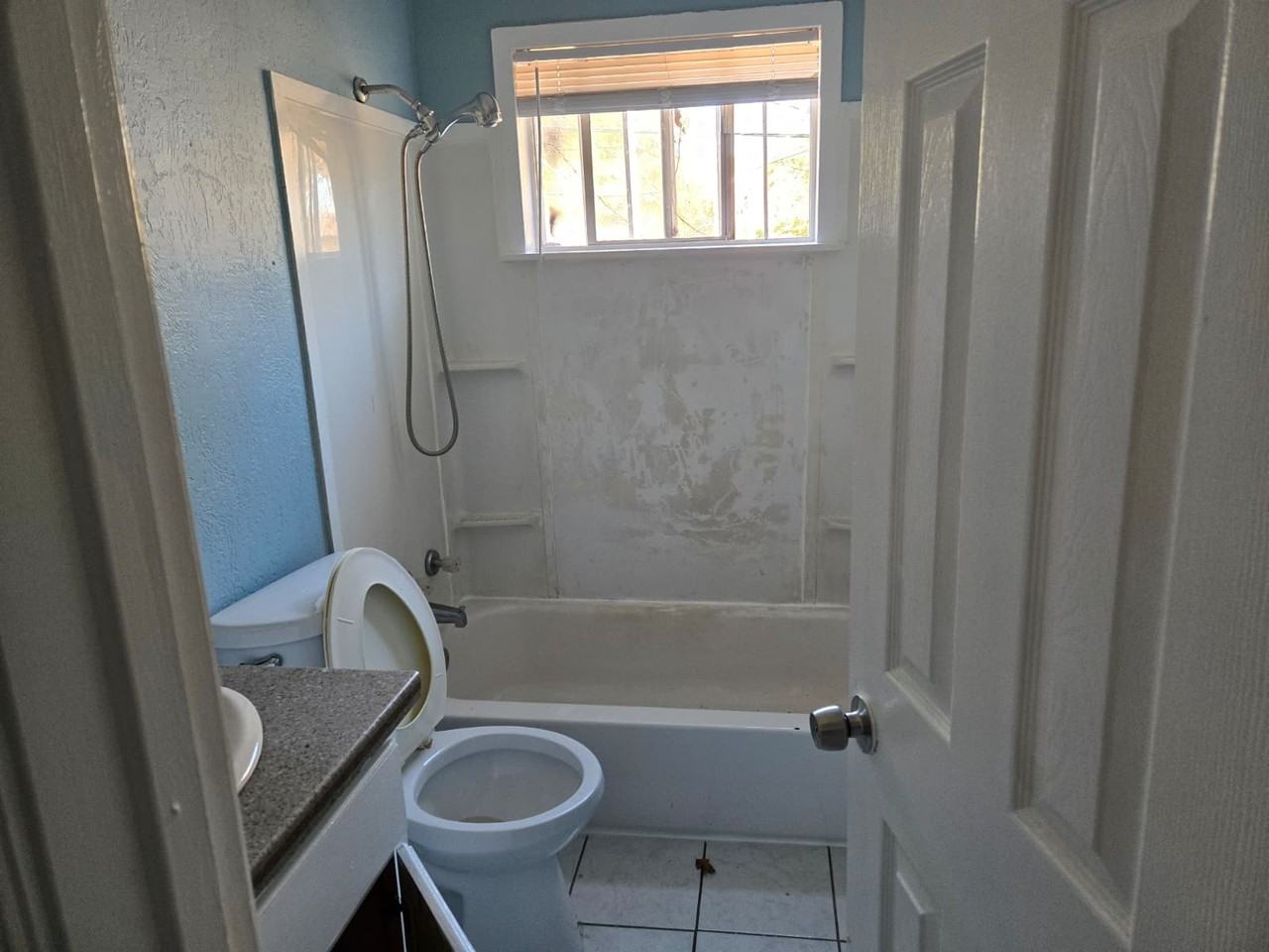 3380 Shady Oaks St #B - Photo 3 of 5