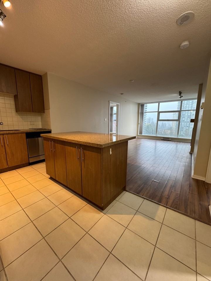 2289 Yukon Cres - Photo 6 of 32