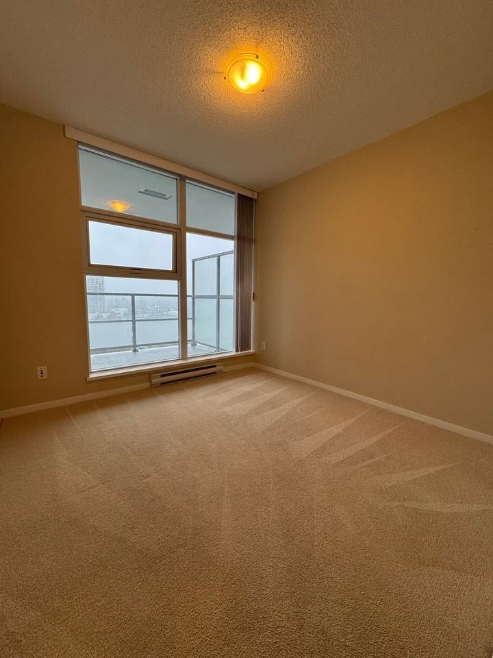 2289 Yukon Cres - Photo 7 of 32