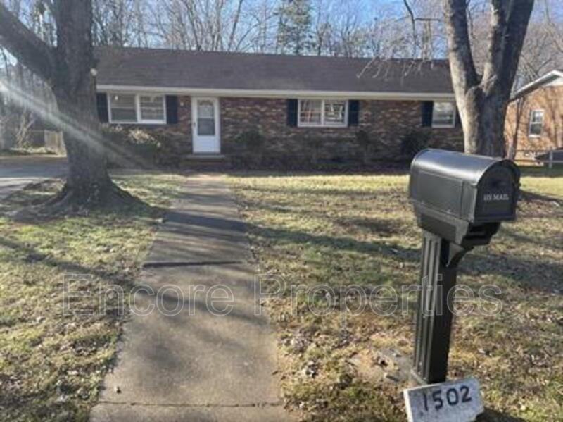 1502 Larson St - Photo 3 of 11