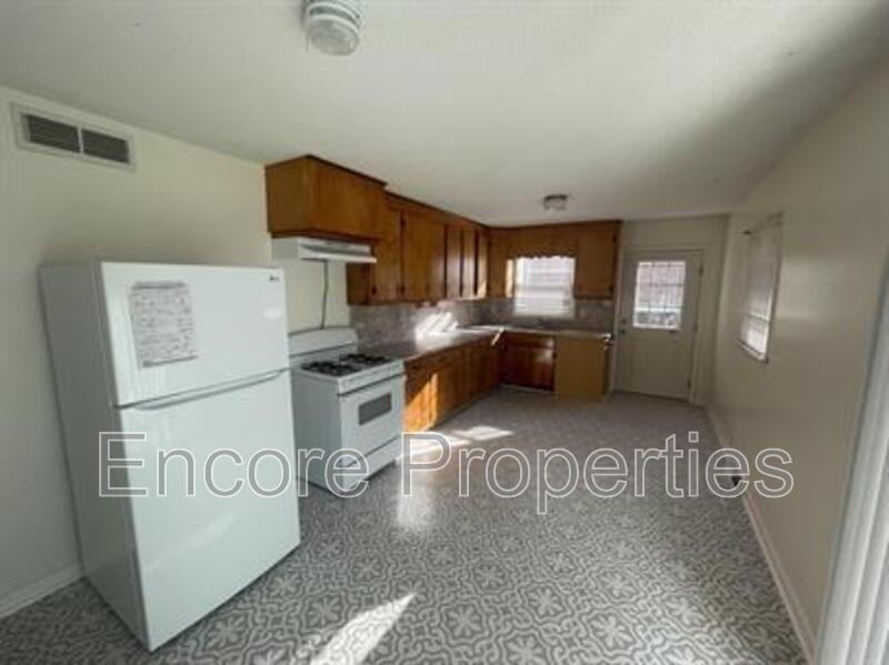 1502 Larson St - Photo 4 of 11