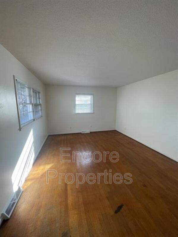 1502 Larson St - Photo 6 of 11