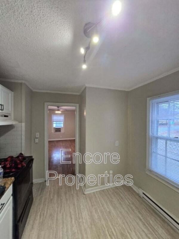 402 Shaw St - Photo 5 of 14