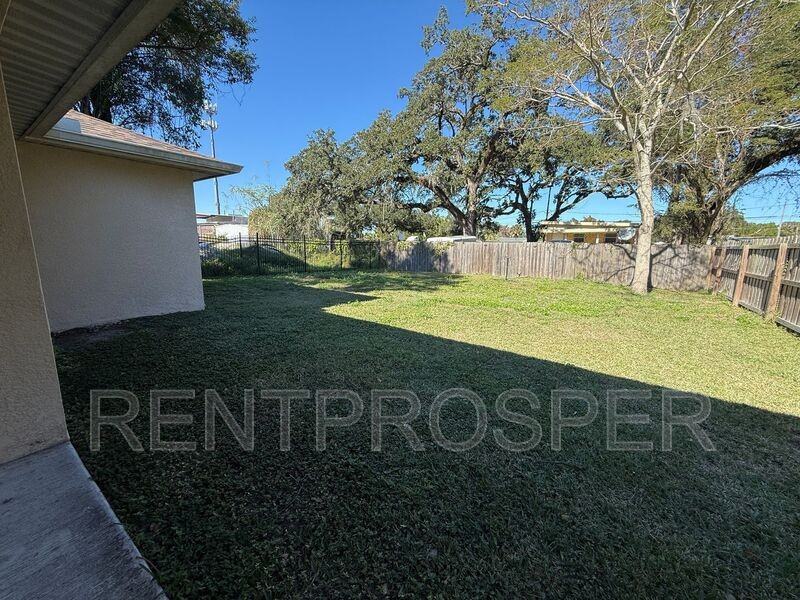 1217 25th St - Photo 3 of 19