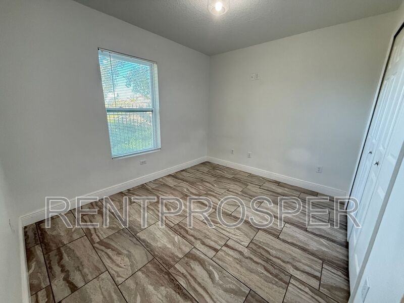 1217 25th St - Photo 6 of 19