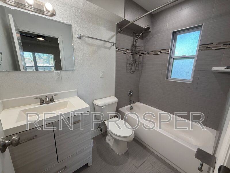 1217 25th St - Photo 7 of 19