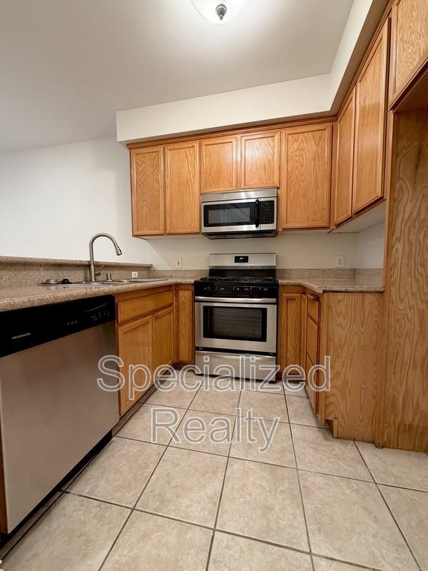 5716 Whitsett Ave #12 - Photo 3 of 11