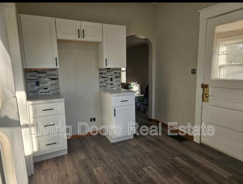 621 S Union Ave - Photo 3 of 11