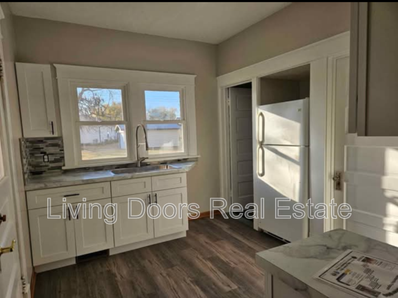 621 S Union Ave - Photo 4 of 11