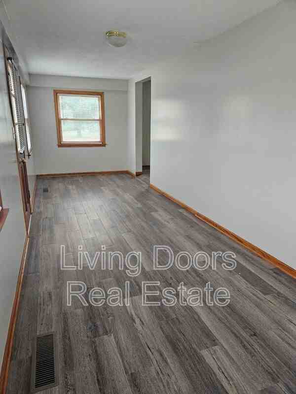 621 S Union Ave - Photo 6 of 11