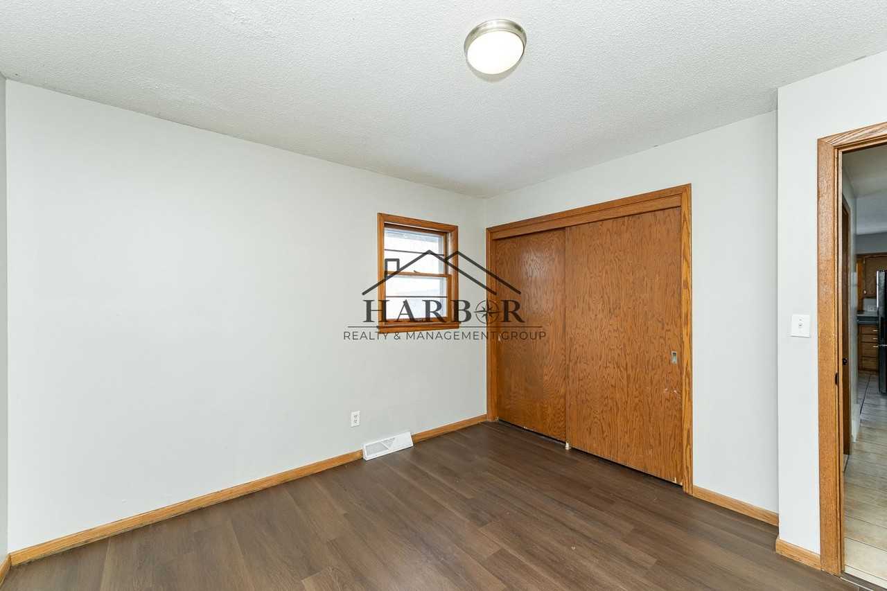 633 23rd St Ne - Photo 3 of 24