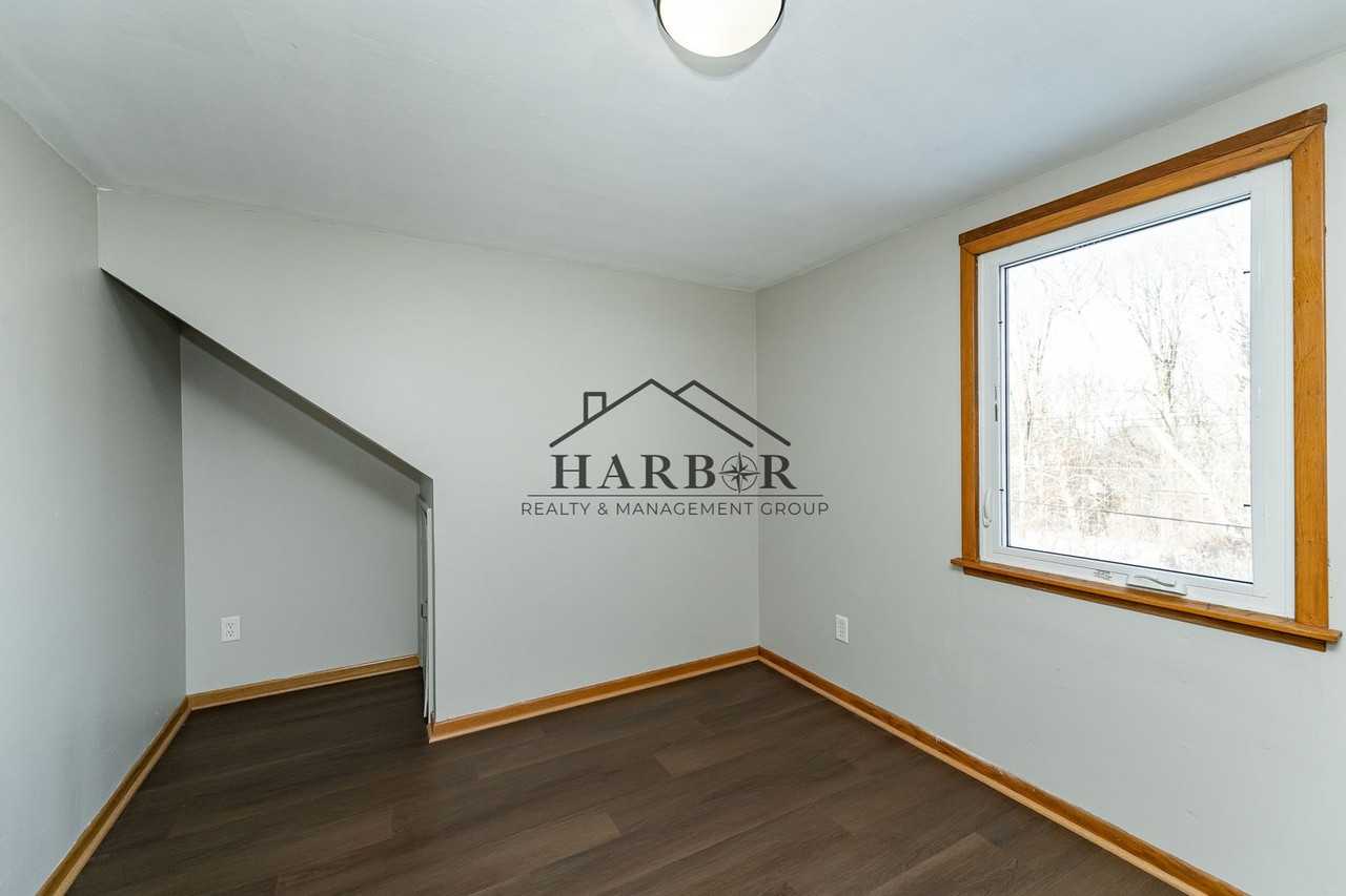 633 23rd St Ne - Photo 6 of 24