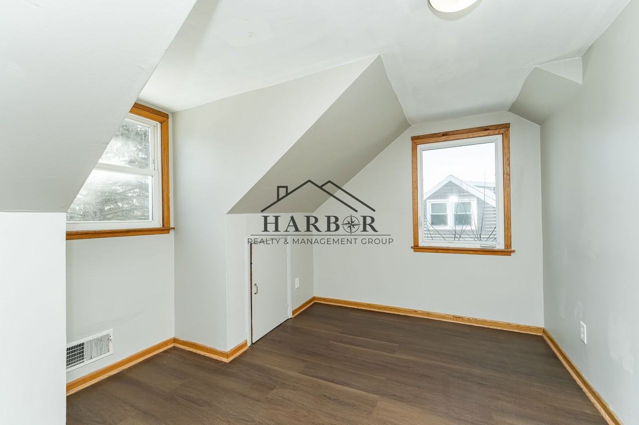 633 23rd St Ne - Photo 7 of 24