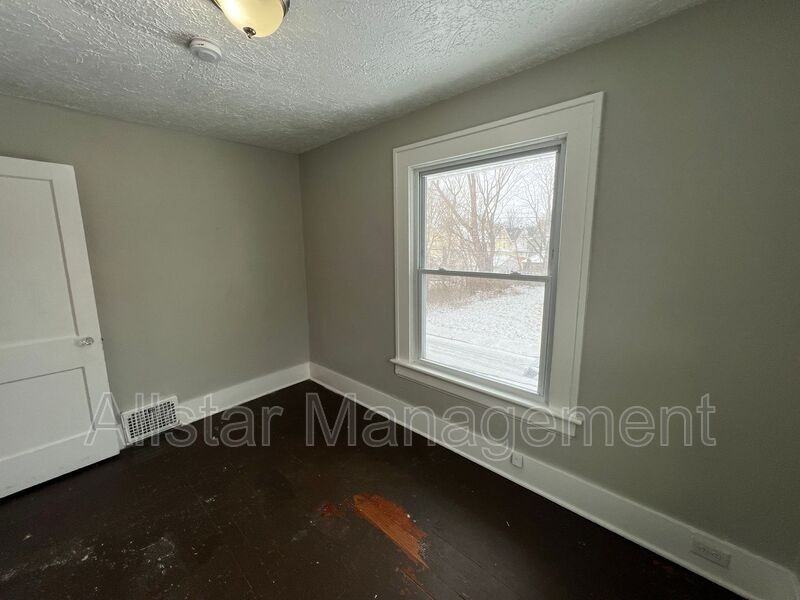 284 Gordon Dr - Photo 7 of 14