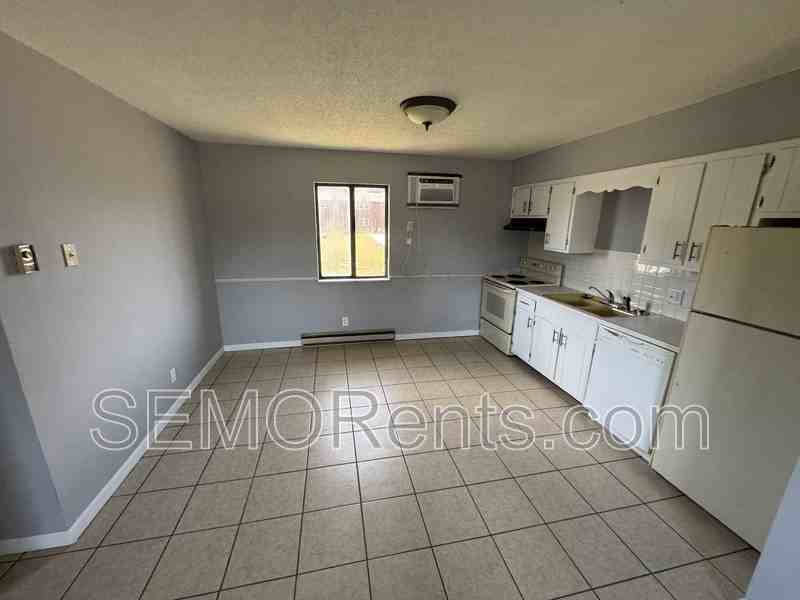 315 East Ln - Photo 3 of 7