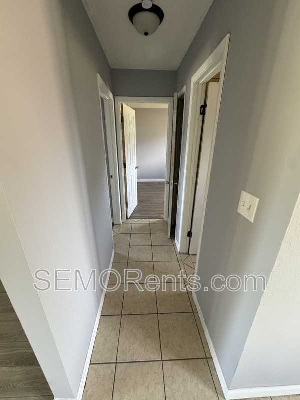 315 East Ln - Photo 4 of 7